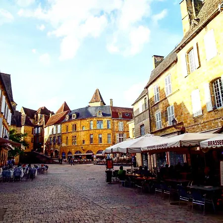 Centrally Located With Medieval Town Views Apartment *