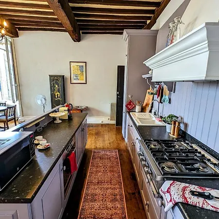 Centrally Located With Medieval Town Views Apartment *