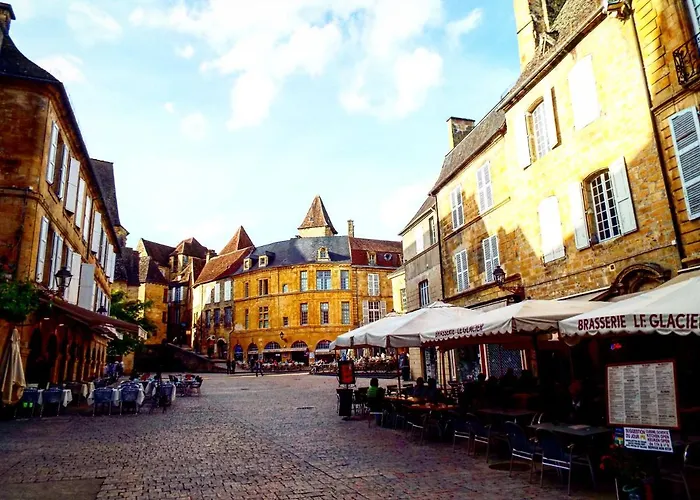 Centrally Located With Medieval Town Views شقة *