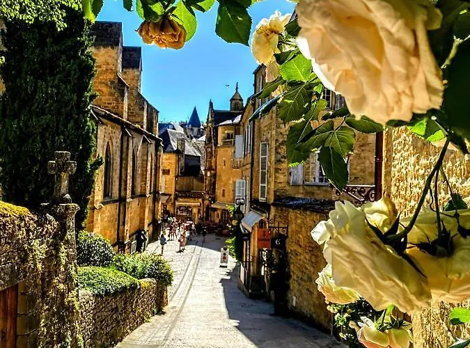 Centrally Located With Medieval Town Views شقة