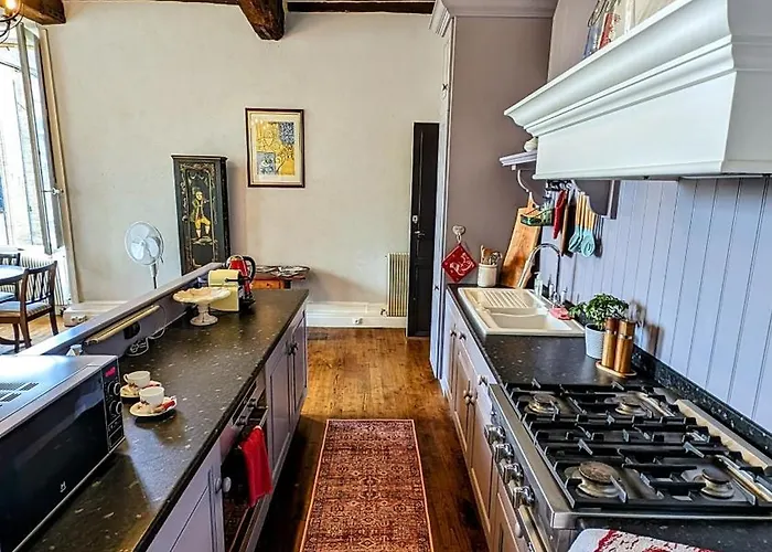 Centrally Located With Medieval Town Views شقة *