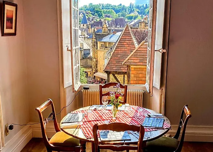 Centrally Located With Medieval Town Views * سارلا لا كانيدا