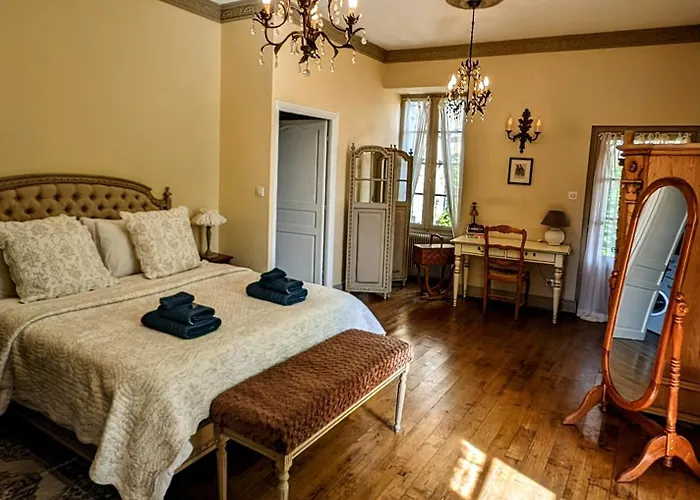 Centrally Located With Medieval Town Views شقة *