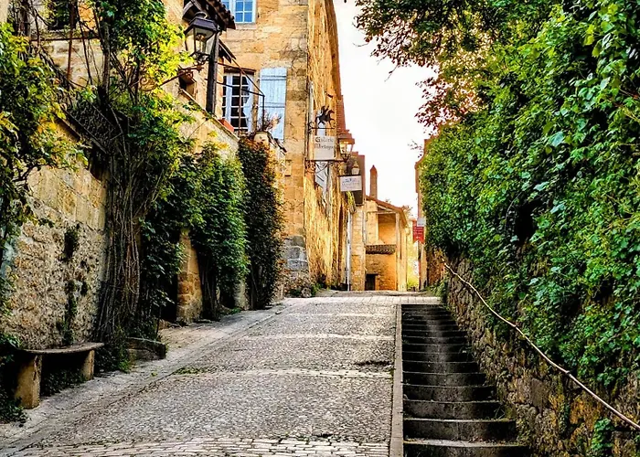 Centrally Located With Medieval Town Views شقة